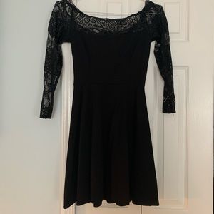 BB DAKOTA Off-the-shoulder lace dress